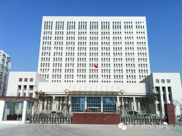 英龍機(jī)電電動(dòng)伸縮門安裝在汶上國防大廈大門口